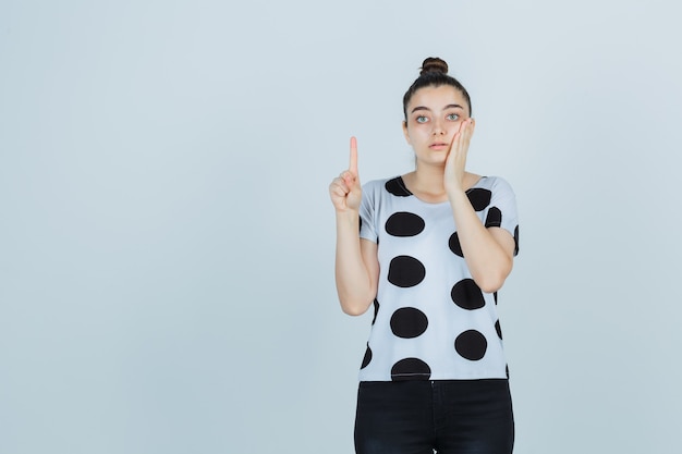 Expressieve jonge vrouw poseren