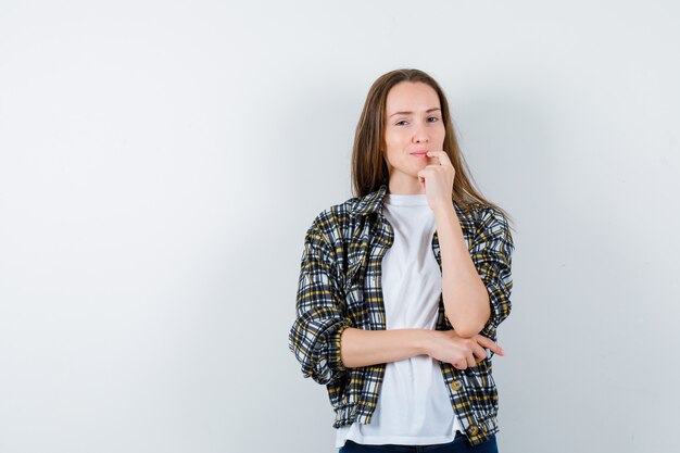 Expressieve jonge vrouw poseren