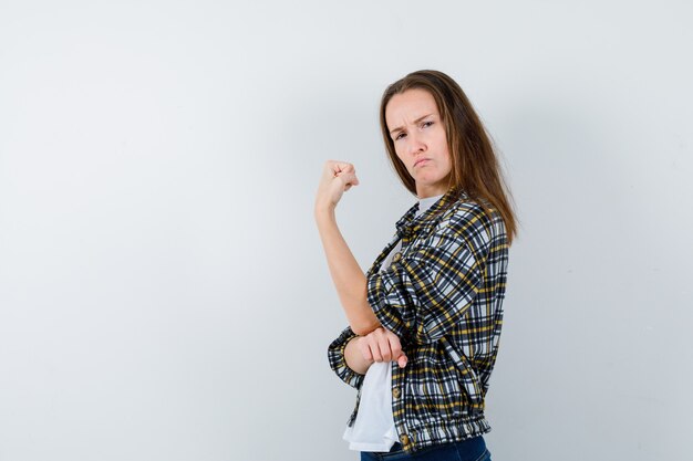 Expressieve jonge vrouw poseren