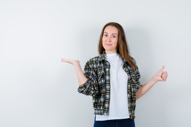 Expressieve jonge vrouw poseren