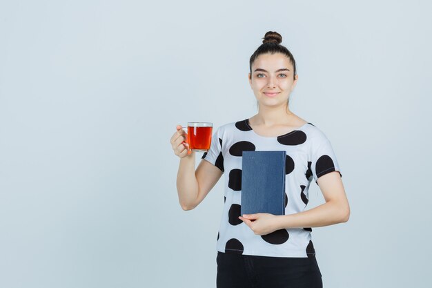 Expressieve jonge vrouw poseren