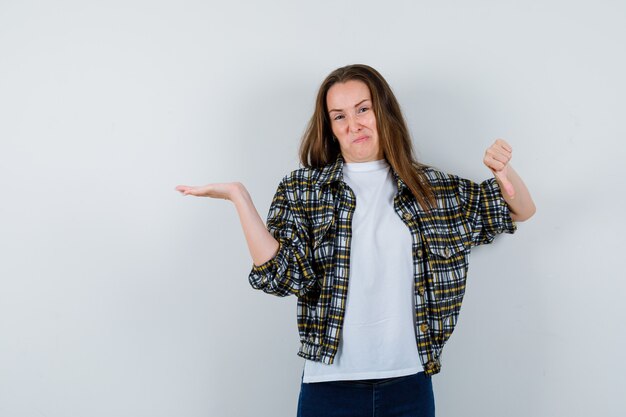 Expressieve jonge vrouw poseren