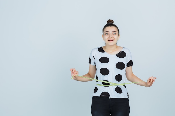 Gratis Foto expressieve jonge vrouw poseren