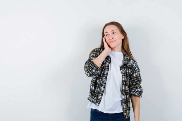 Expressieve jonge vrouw poseren