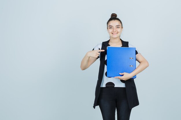 Expressieve jonge vrouw poseren