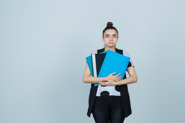 Expressieve jonge vrouw poseren