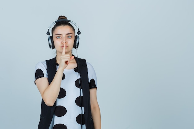 Expressieve jonge vrouw poseren