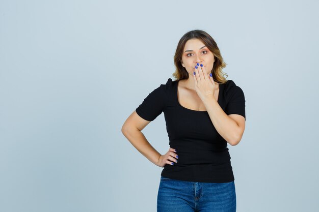 Expressieve jonge vrouw poseren