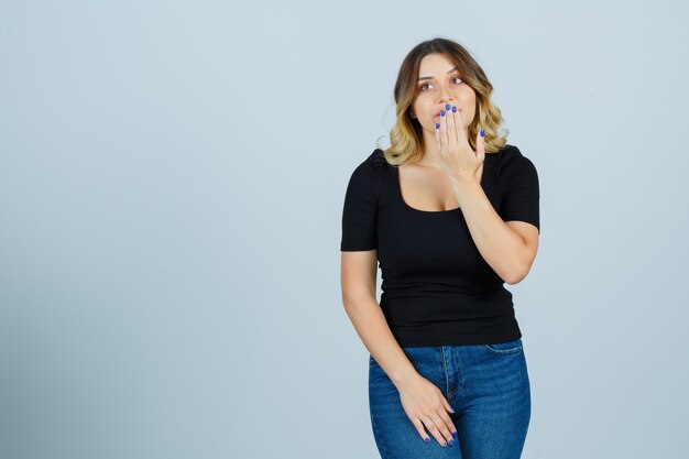 Expressieve jonge vrouw poseren