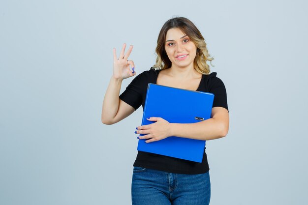 Expressieve jonge vrouw poseren