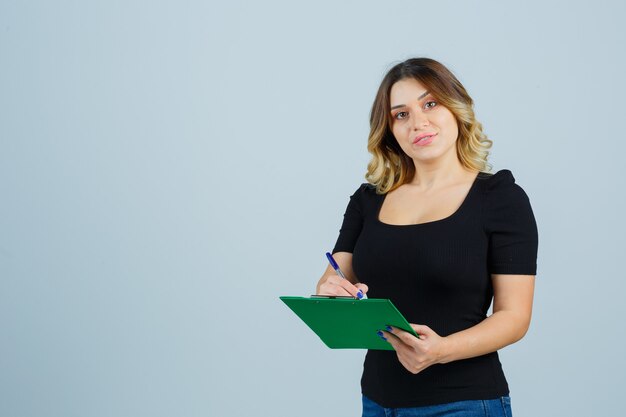 Expressieve jonge vrouw poseren