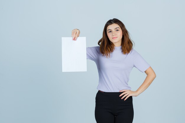 Expressieve jonge vrouw poseren