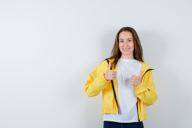 Expressieve jonge vrouw poseren