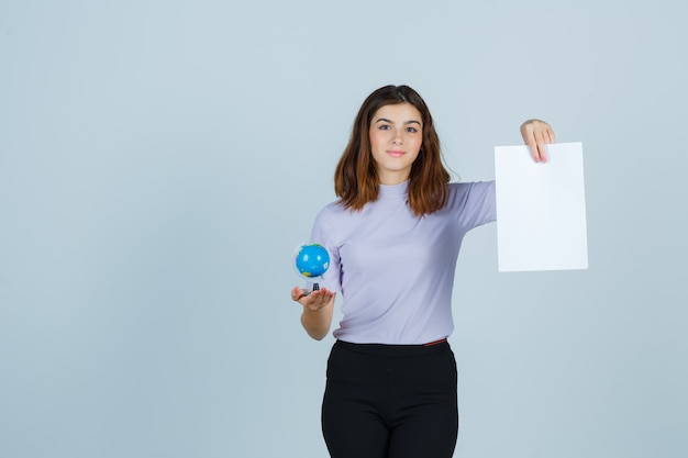 Expressieve jonge vrouw poseren