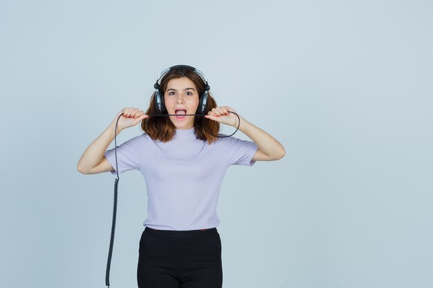 Expressieve jonge vrouw poseren