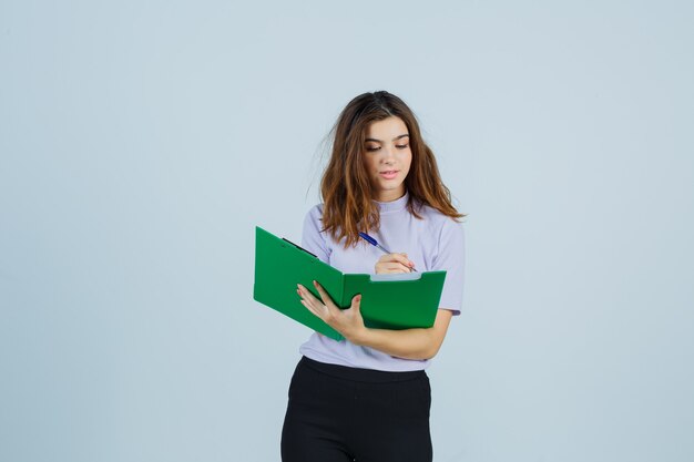 Expressieve jonge vrouw poseren