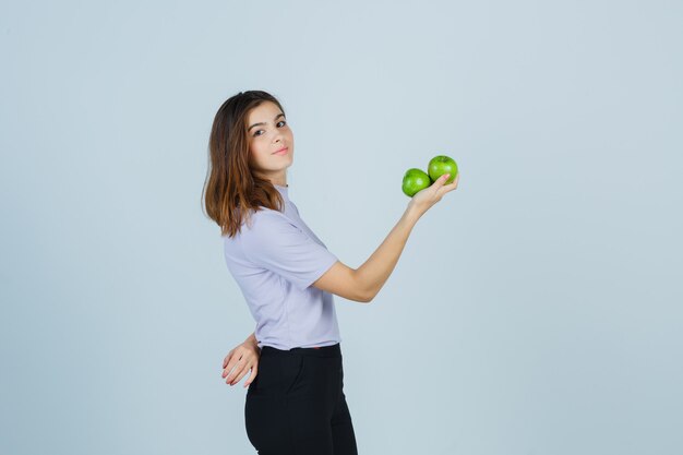 Expressieve jonge vrouw poseren