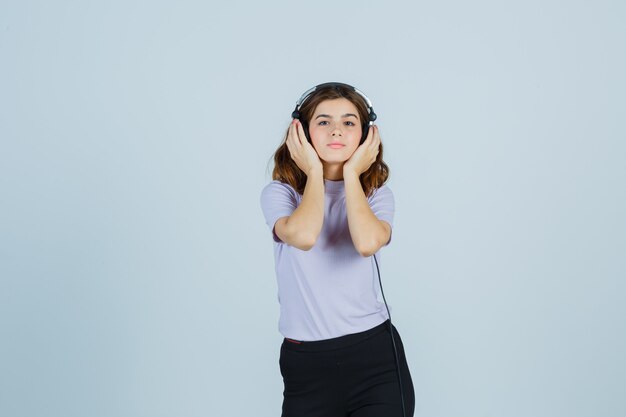 Expressieve jonge vrouw poseren