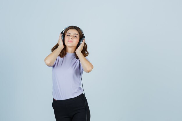 Expressieve jonge vrouw poseren