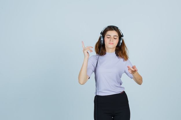 Expressieve jonge vrouw poseren