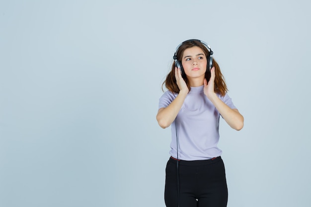 Expressieve jonge vrouw poseren