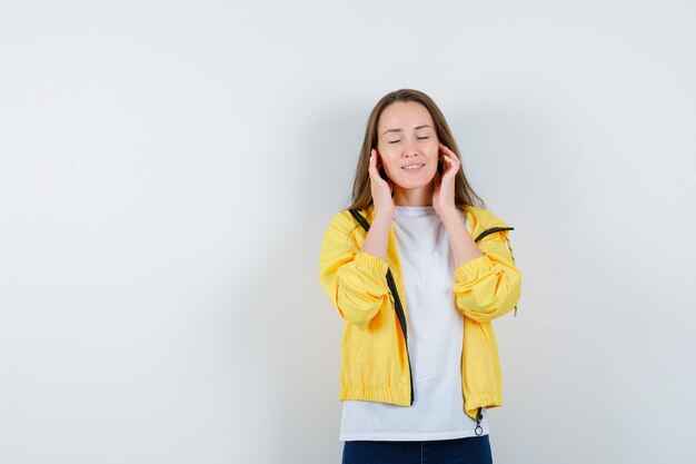 Expressieve jonge vrouw poseren