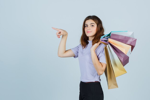 Expressieve jonge vrouw poseren