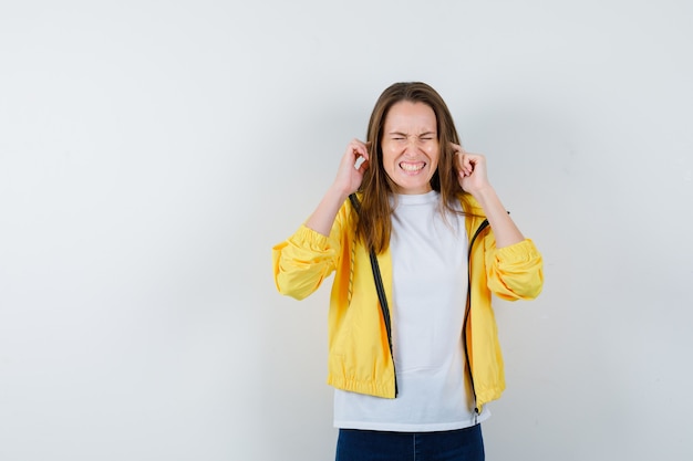 Expressieve jonge vrouw poseren