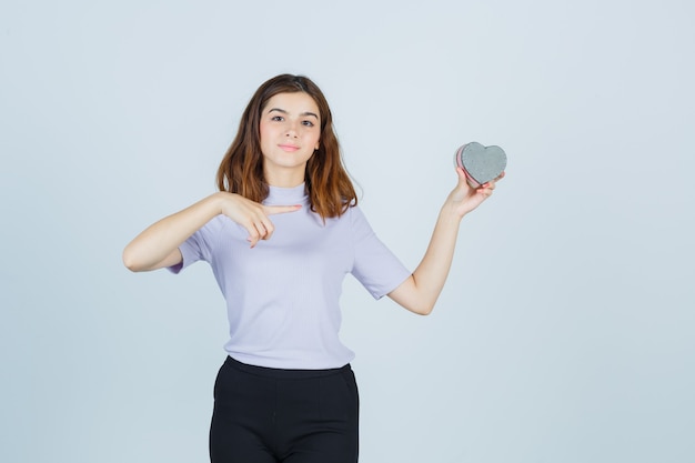 Expressieve jonge vrouw poseren