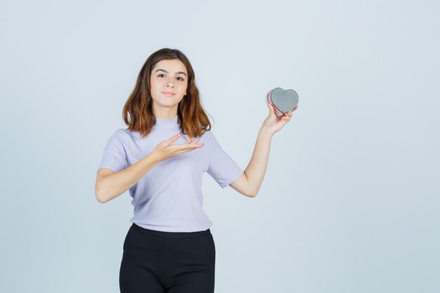 Expressieve jonge vrouw poseren