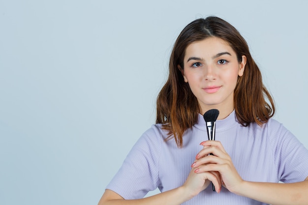 Expressieve jonge vrouw poseren