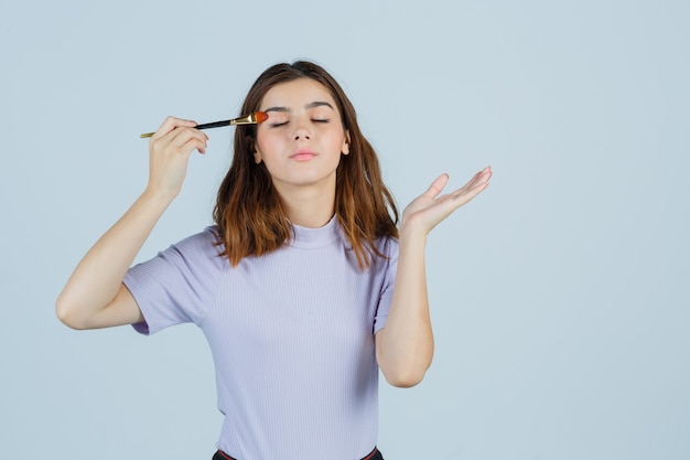 Expressieve jonge vrouw poseren