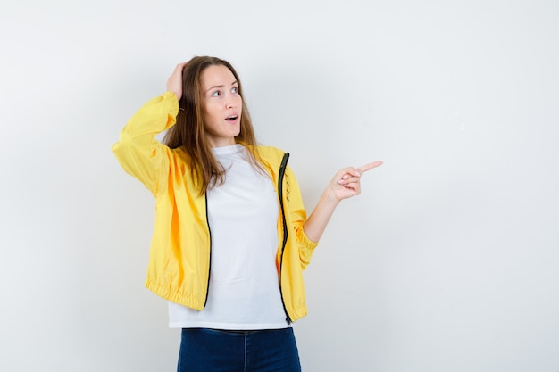 Expressieve jonge vrouw poseren