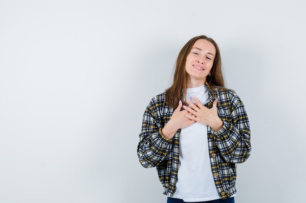 Expressieve jonge vrouw poseren