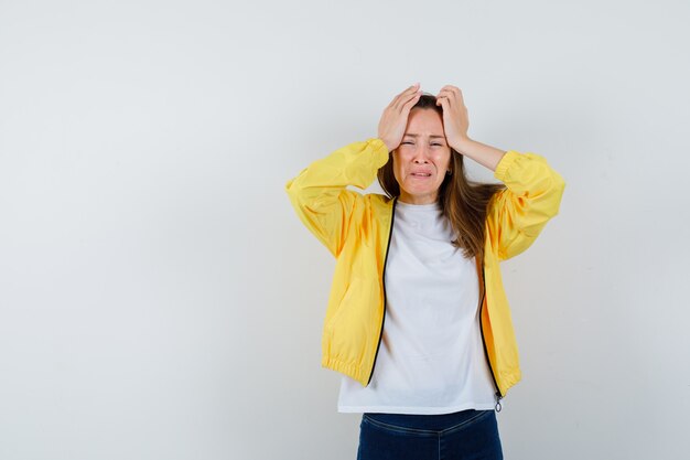 Expressieve jonge vrouw poseren