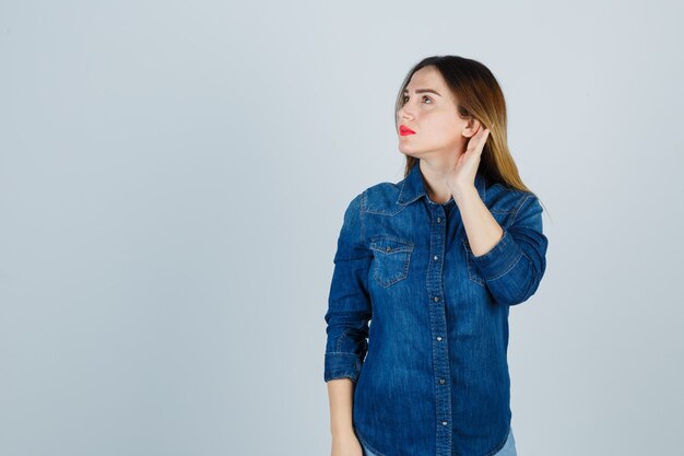 Expressieve jonge vrouw poseren