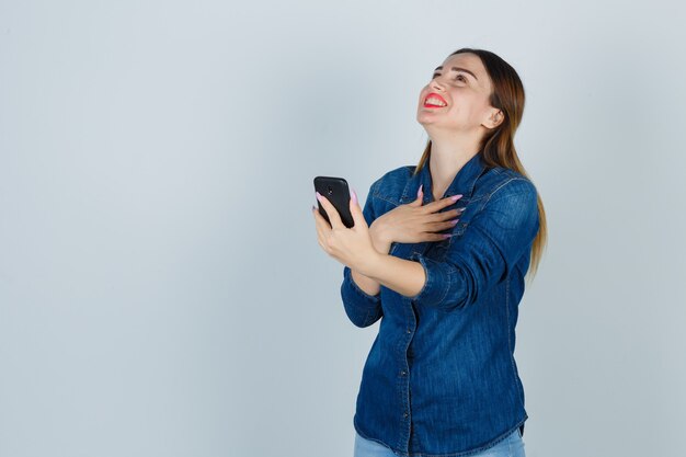 Expressieve jonge vrouw poseren