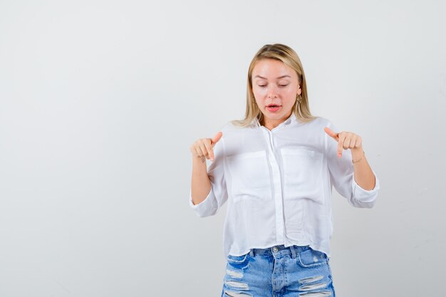 Expressieve jonge vrouw poseren