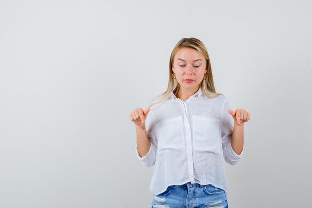 Expressieve jonge vrouw poseren