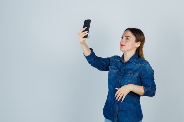 Expressieve jonge vrouw poseren