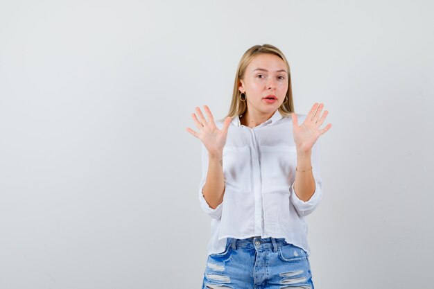 Expressieve jonge vrouw poseren