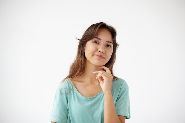 Expressieve jonge vrouw poseren