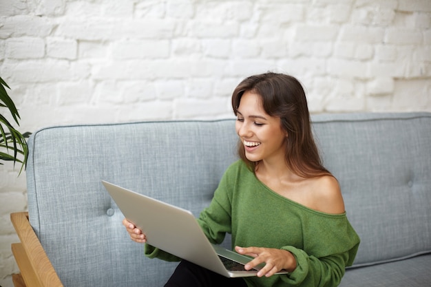 Expressieve jonge vrouw poseren