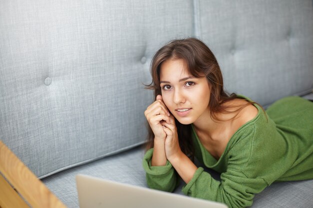 Expressieve jonge vrouw poseren