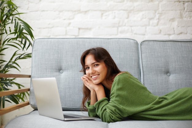 Expressieve jonge vrouw poseren