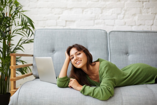 Expressieve jonge vrouw poseren