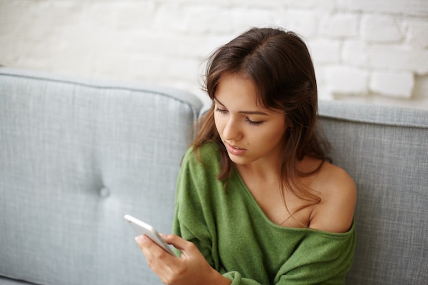 Expressieve jonge vrouw poseren