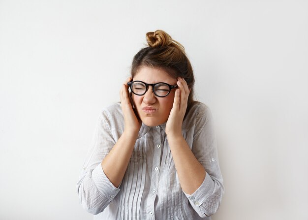 Expressieve jonge vrouw poseren