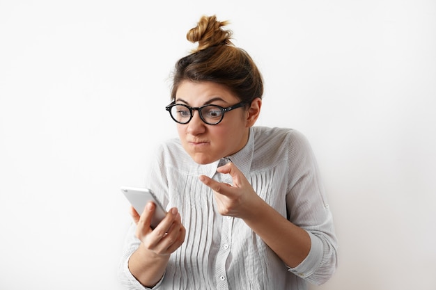 Expressieve jonge vrouw poseren