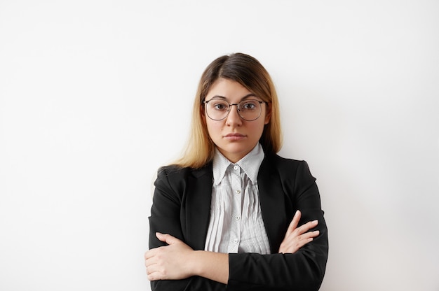 Expressieve jonge vrouw poseren